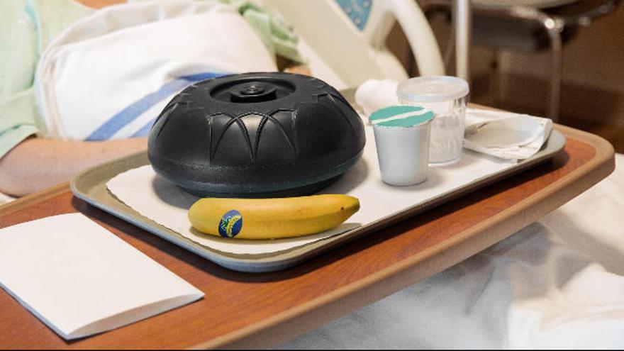 Un menú de un hospital que incluye un plátano de Canarias