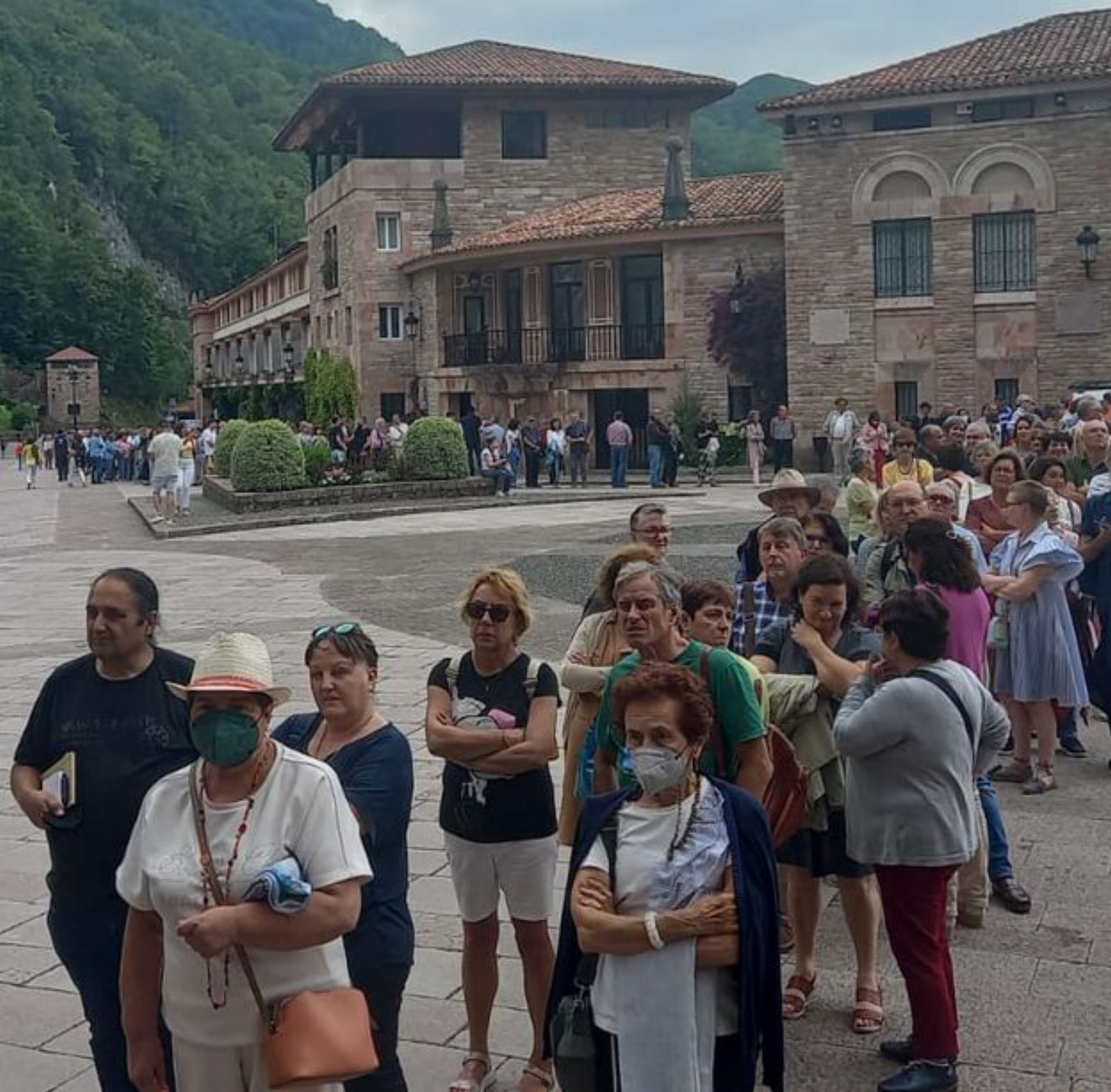 La cola que se formó en la explanada de Covadonga para asistir al concierto.