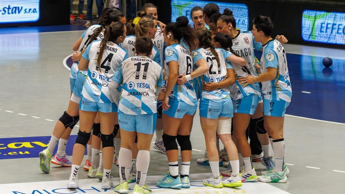 Corrillo guardés en el Chemkostav Arena.