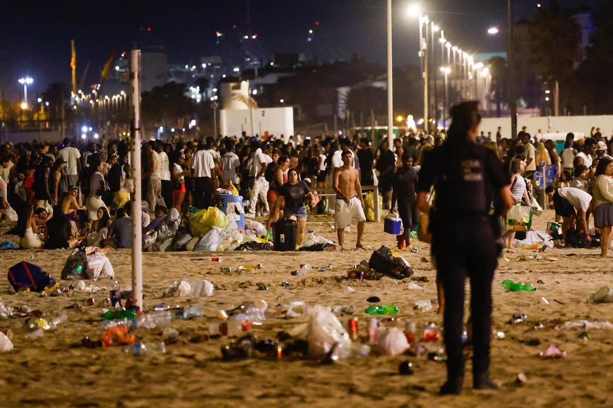 Dispositivo de limpieza en las playas valencianas tras la noche de San Juan Dispositivo de limpieza en las playas valencianas tras la noche de San Juan