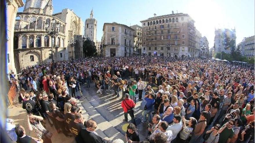 Las familias de las víctimas, a la izquierda en primer término, frente a la plaza de la Virgen, que volvió a llenarse para apoyarles.