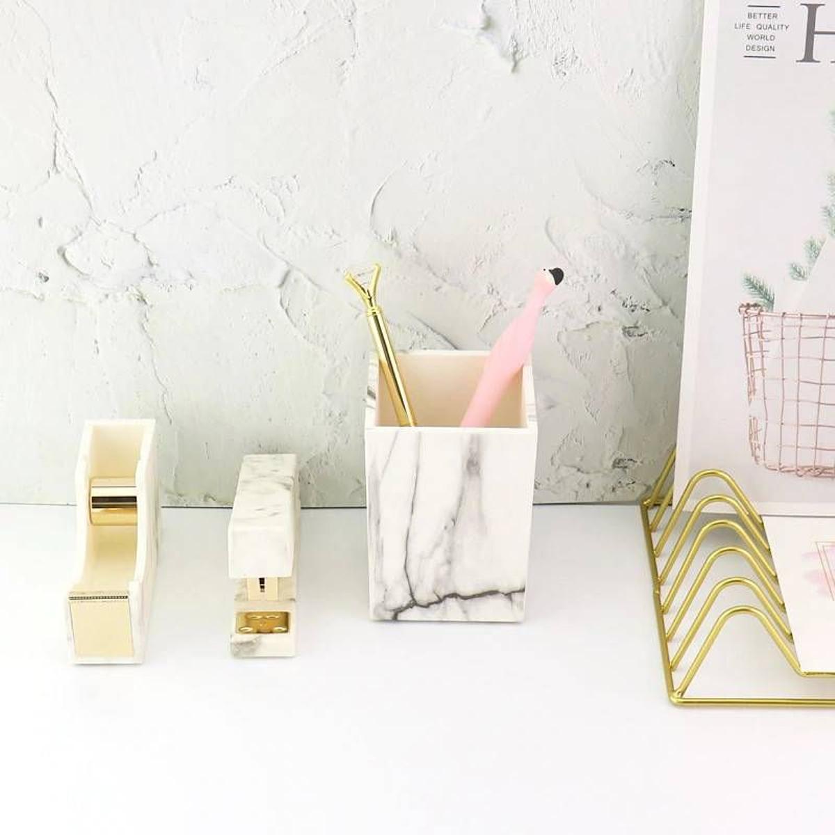 Set de escritorio simulando mármol perfecto para estudiar pero sobre todo hacer fotos de Instagram
