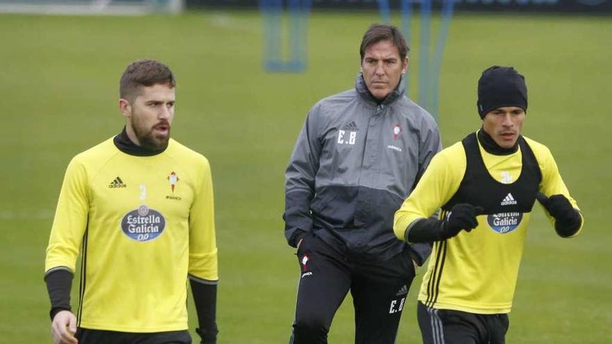 Eduardo Berizzo, junto a Fontás y a Roncaglia, ayer, en A Madroa. // Ricardo Grobas