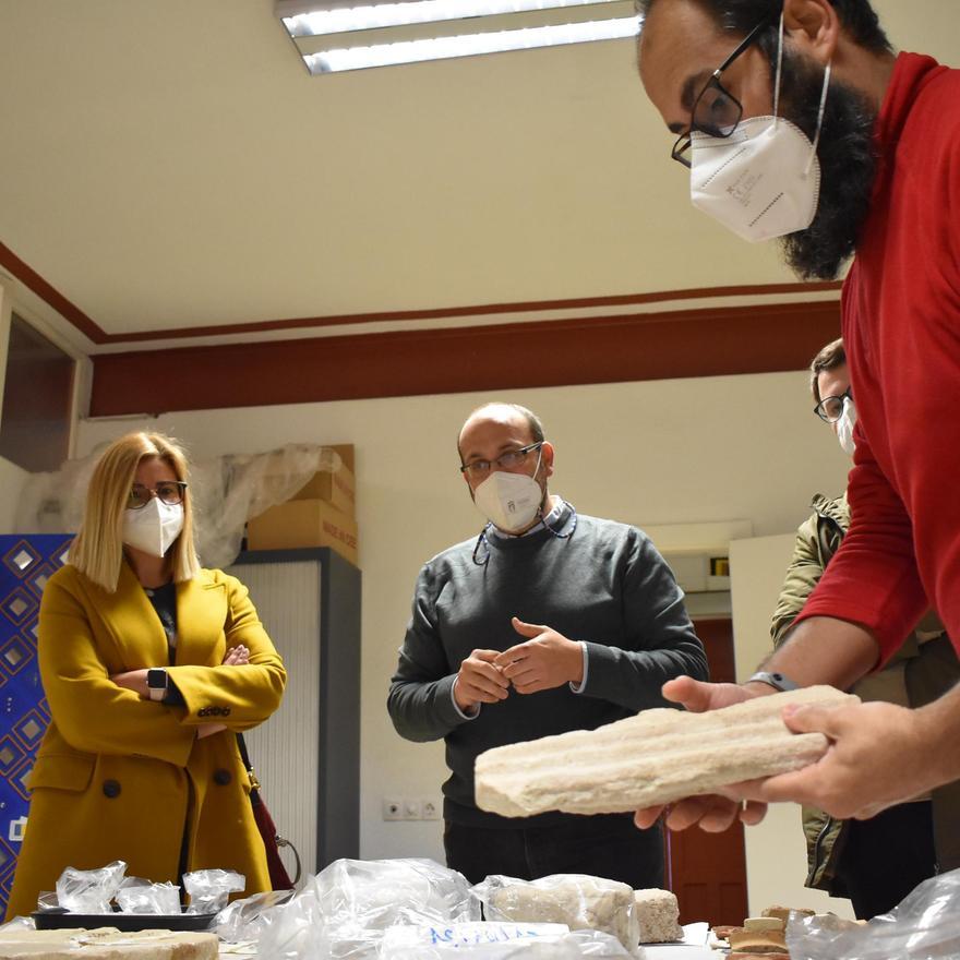 La alcaldesa, junto al director del Museo Dámaso Navarro, ante las piezas arqueológicas descubiertas.