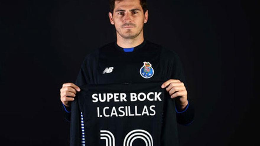 Iker Casillas posa con su nueva camiseta
