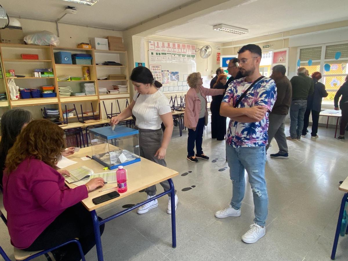 Censados de Altabix votan en el colegio La Galia