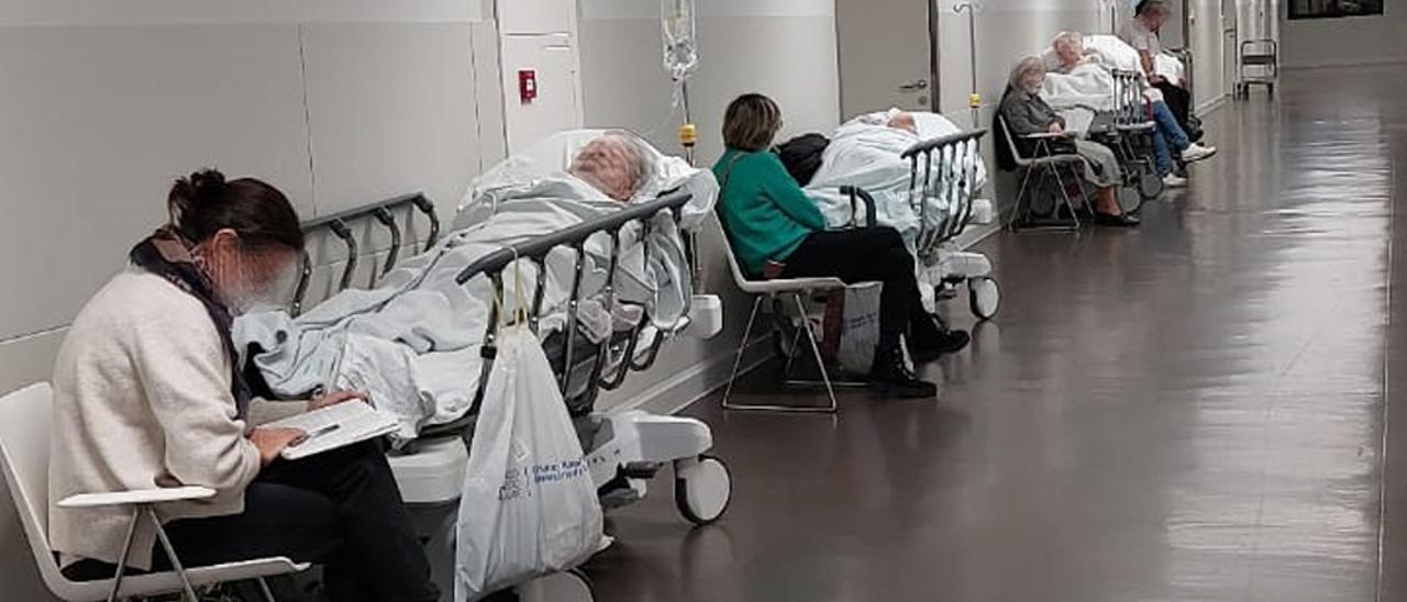 Pacientes con sus acompañantes esperando el pasado lunes en los pasillos de Urgencias del Cunqueiro.