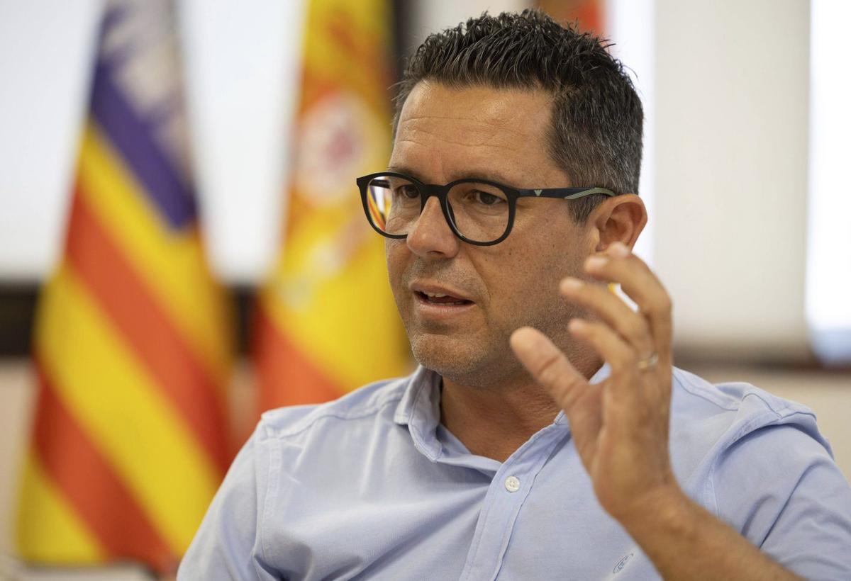 El alcalde gesticula durante la entrevista. | VICENT MARÍ