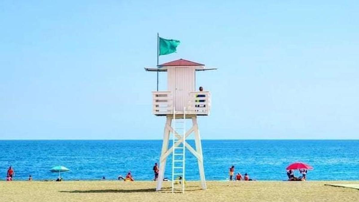 Vigilante en una playa de Rincón de la Victoria.