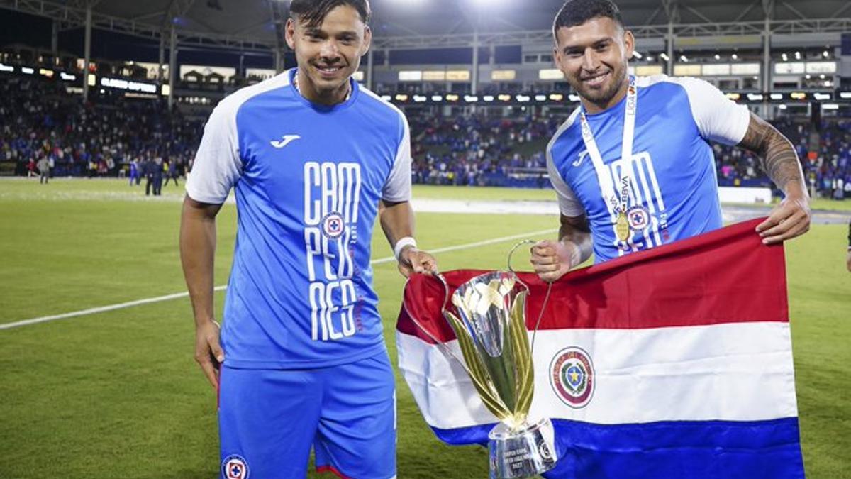 Los jugadores del Cruz Azul festejan su título