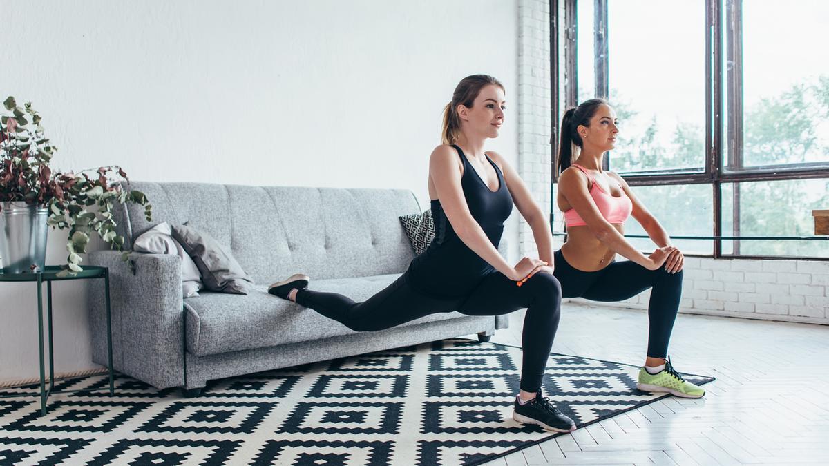 Mujeres entrenando en casa