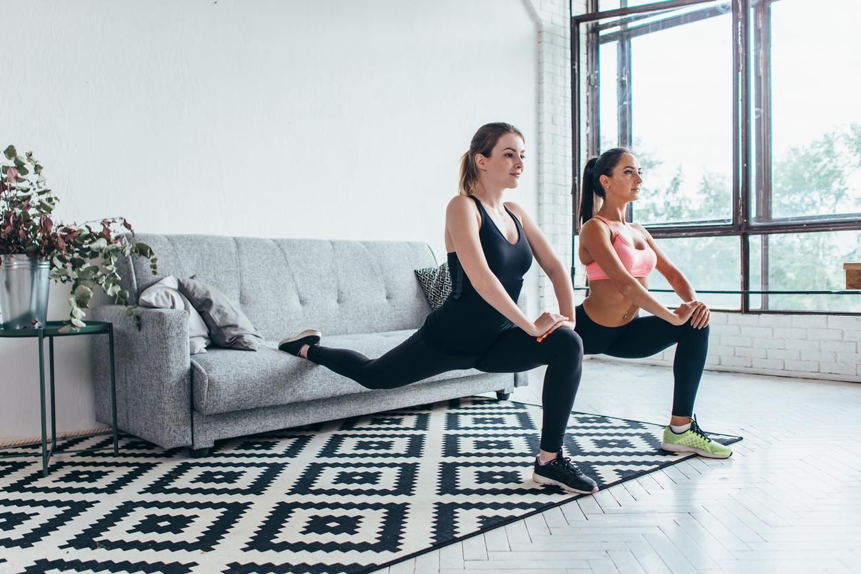 Mujeres entrenando en casa
