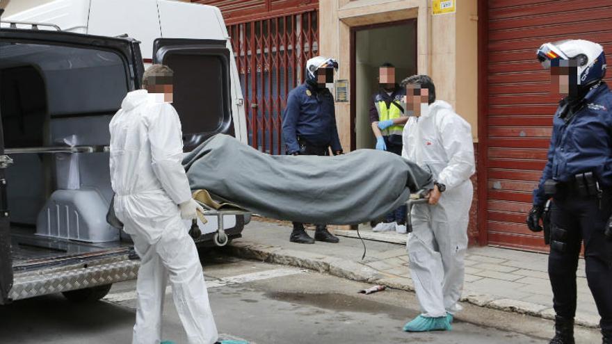 Traslado del cadáver del joven apuñalado en la calle Antares de Alicante.