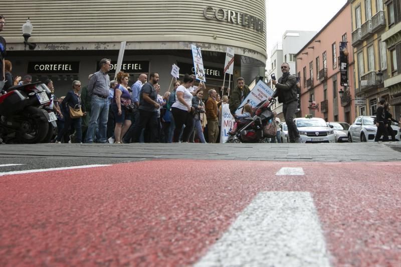 22.05.19. Las Palmas de Gran Canaria. Manifestación convocada por colectivos vecinales, comerciantes y sector del taxi contra los nuevos carriles bici y las obras de la Metroguagua en Las Palmas de Gran Canaria. De Triana a la Delegación del Gobierno.. Foto Quique Curbelo  | 23/05/2019 | Fotógrafo: Quique Curbelo