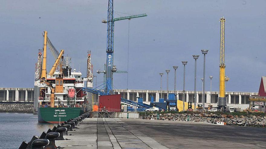 Un buque realiza operaciones con mercancía en el puerto exterior de A Coruña.