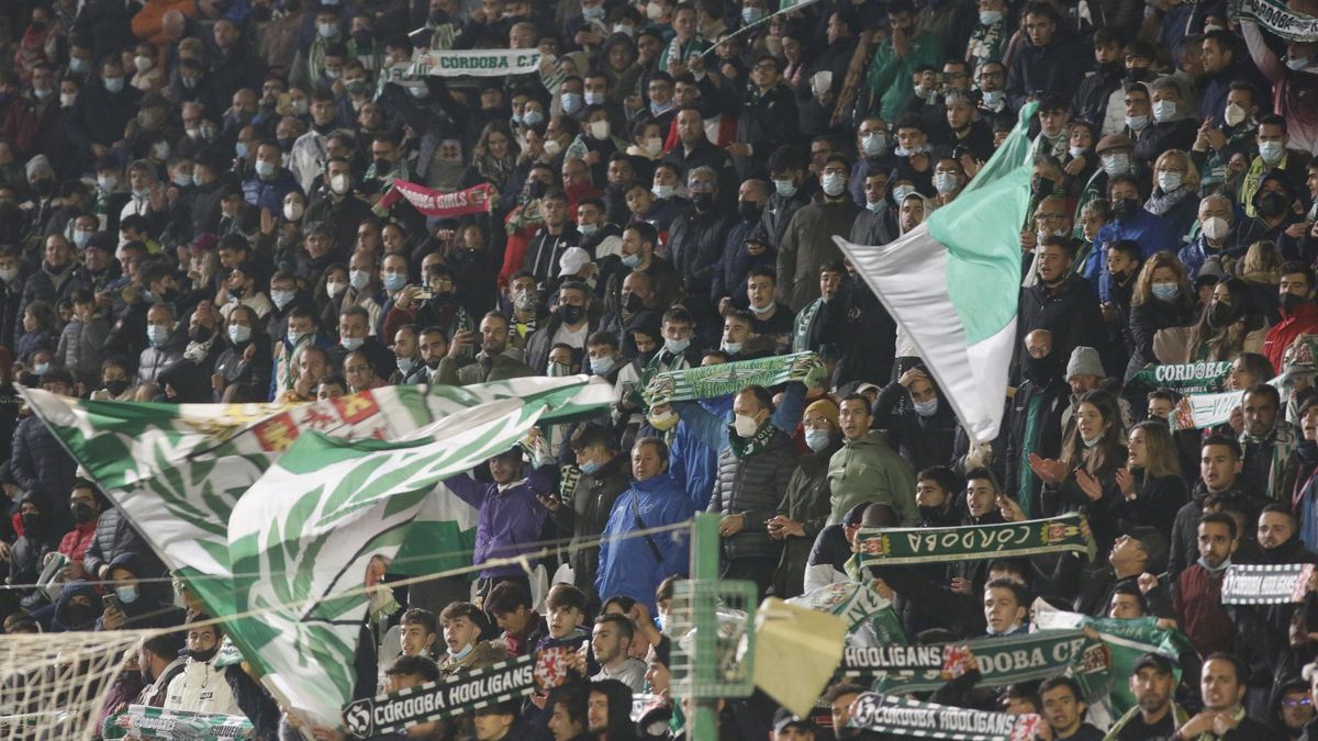 Público en El Arcángel durante un encuentro del Córdoba CF.