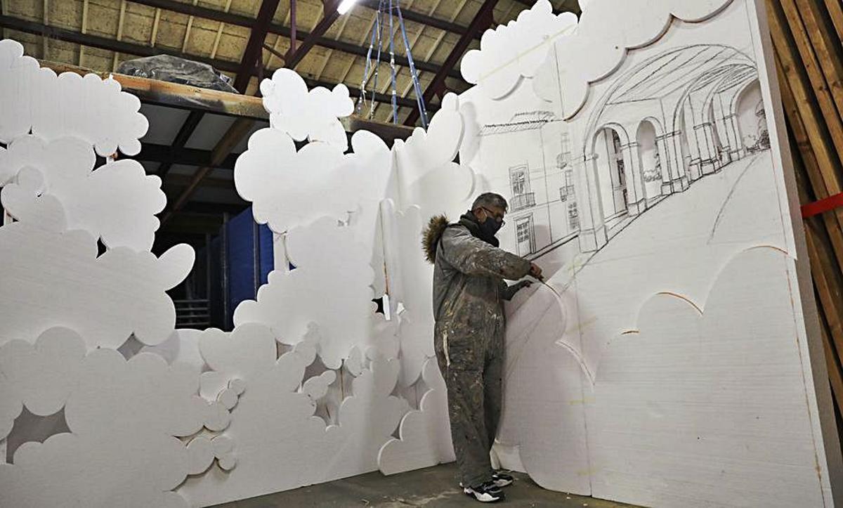 Pepe Espiña, con el decorado de la gala online del Palacio Valdés. | R. S.