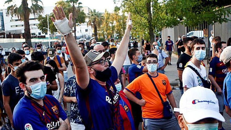 Un centenar de aficionados entran en el Camp Nou para buscar a Bartomeu