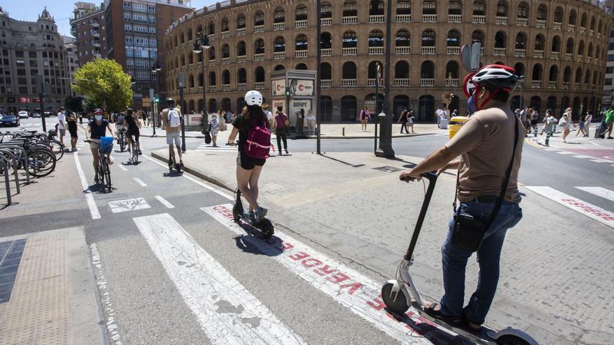 La grúa municipal podrá retirar patinetes y motos de alquiler