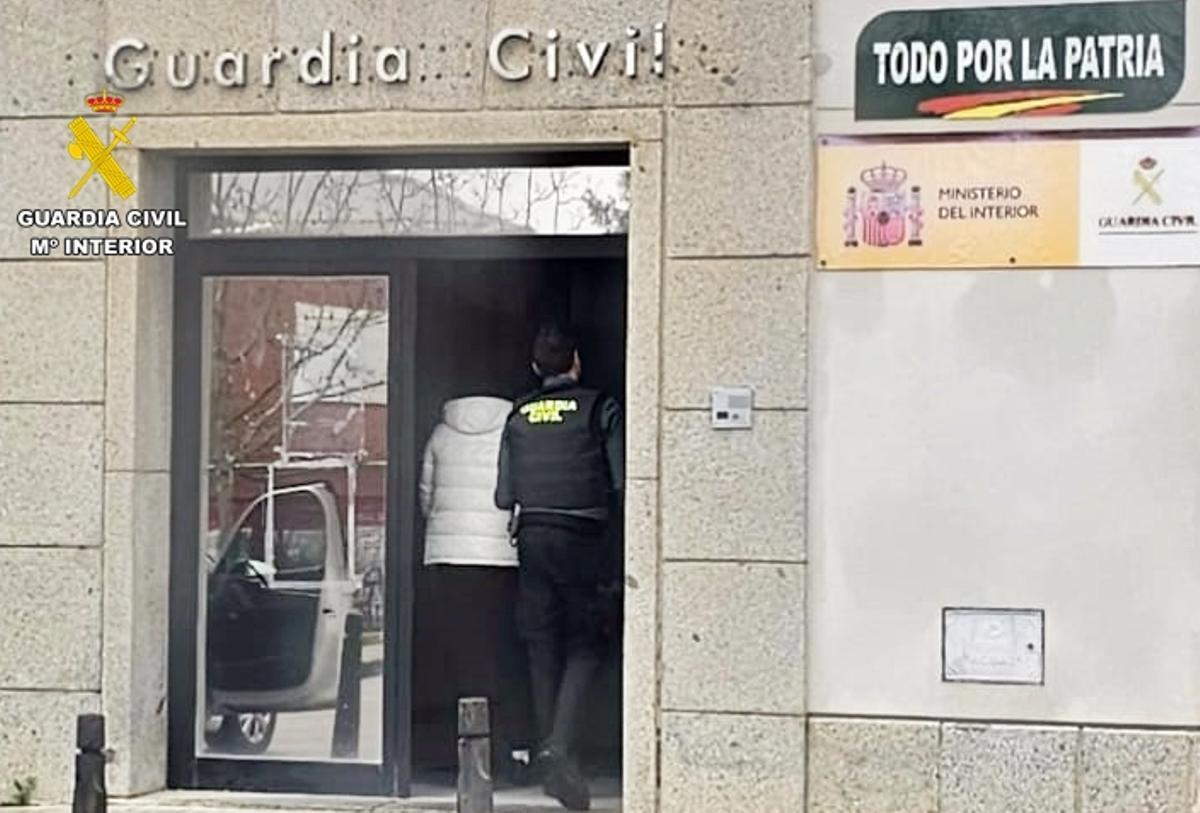 Uno de los presuntos ladrones, tras ser detenido por la Guardia Civil.