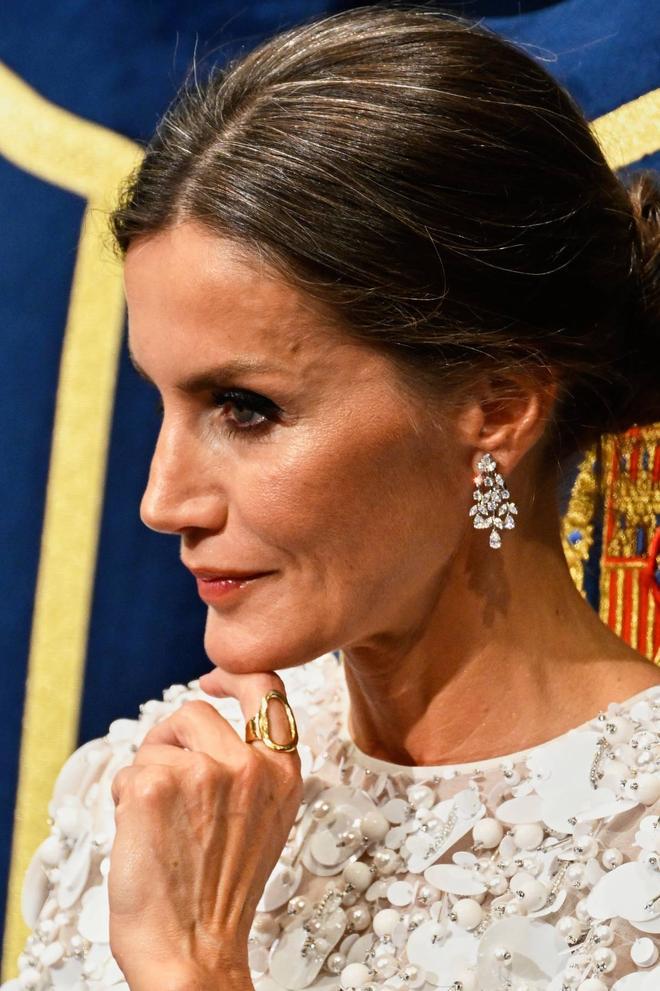 La reina Letizia con su anillo de Karen Hallam