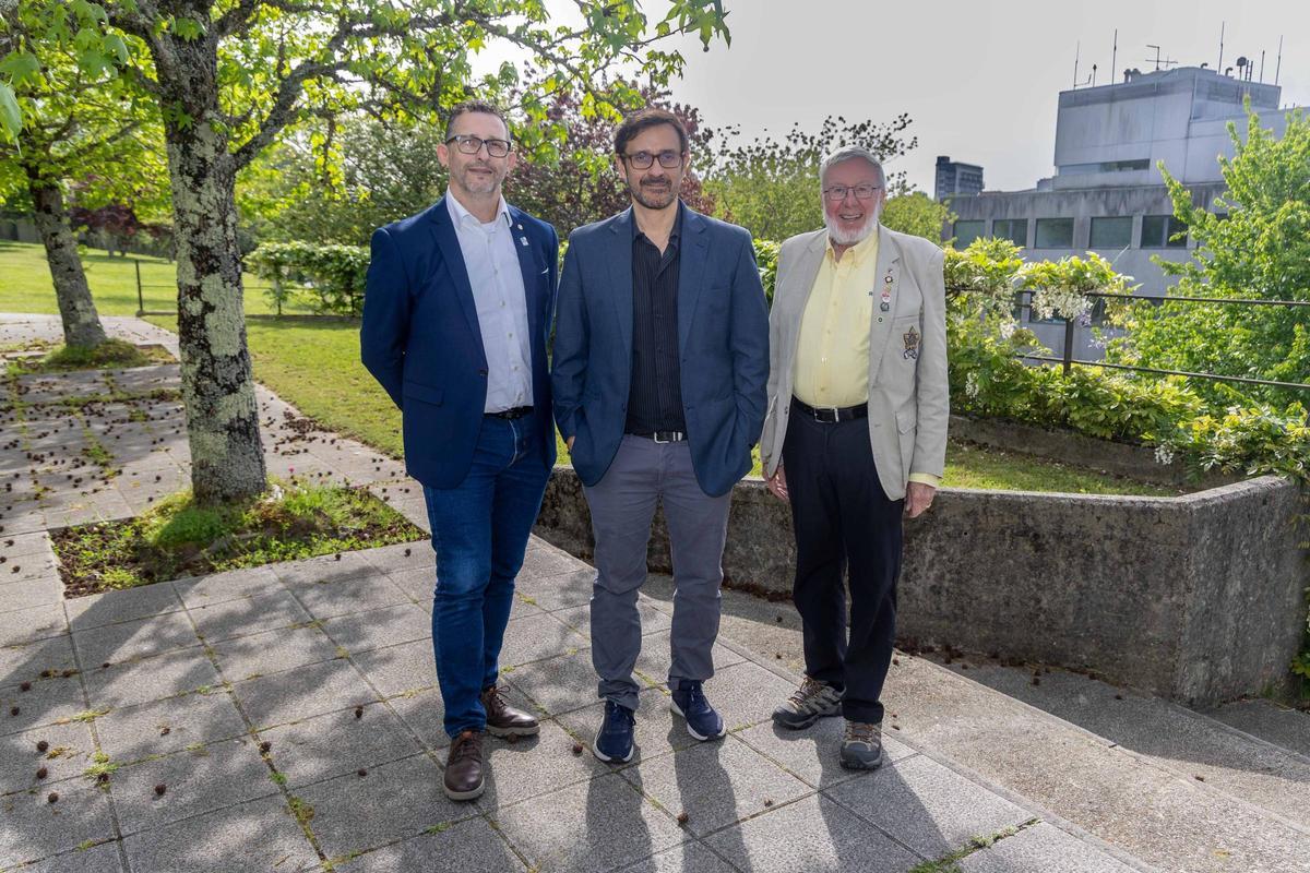 Carlos Umaña, con Richard Denton (derecha), ayer en Santiago