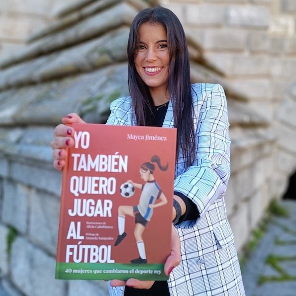 La periodista Mayca Jiménez con su libro 'Yo también quiero jugar al fútbol'.