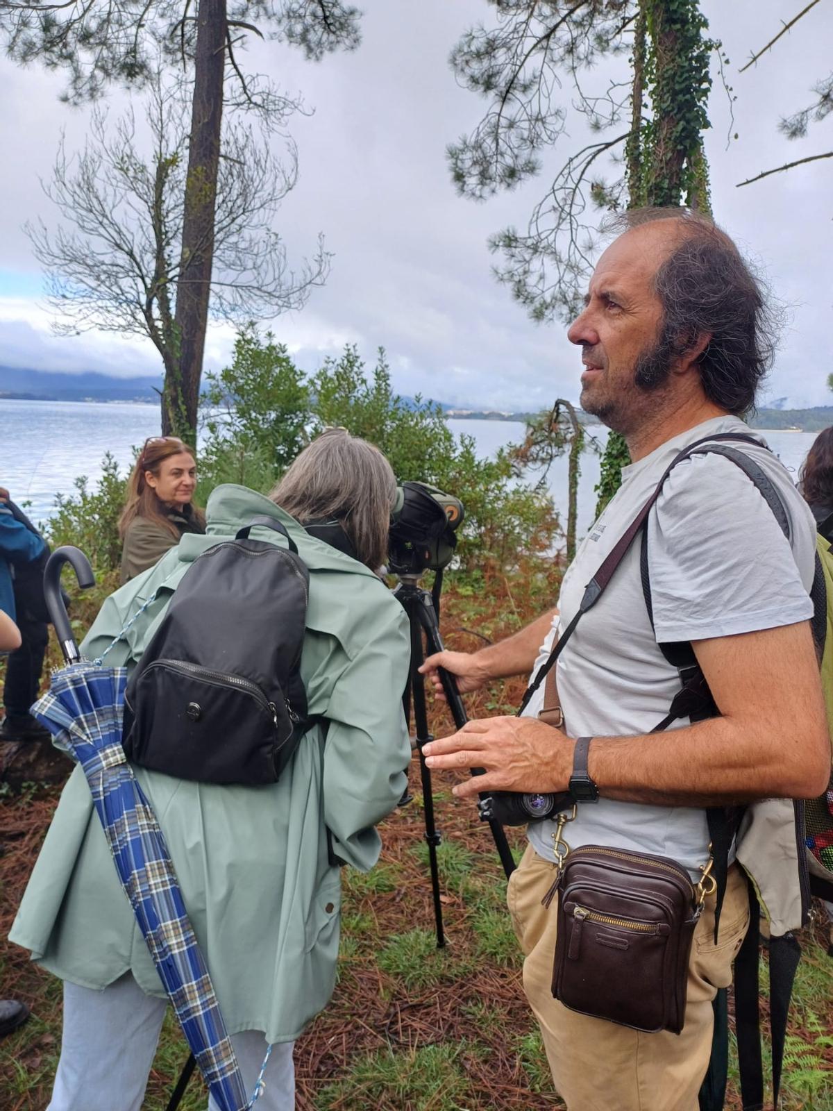 Asistentes a la visita guiada a la isla de Cortegada para disfrutar de su flora y su fauna.