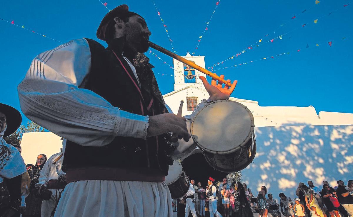 Un sonador tocando la flauta y el tambor en las fiestas patronales de Sant Llorenç.