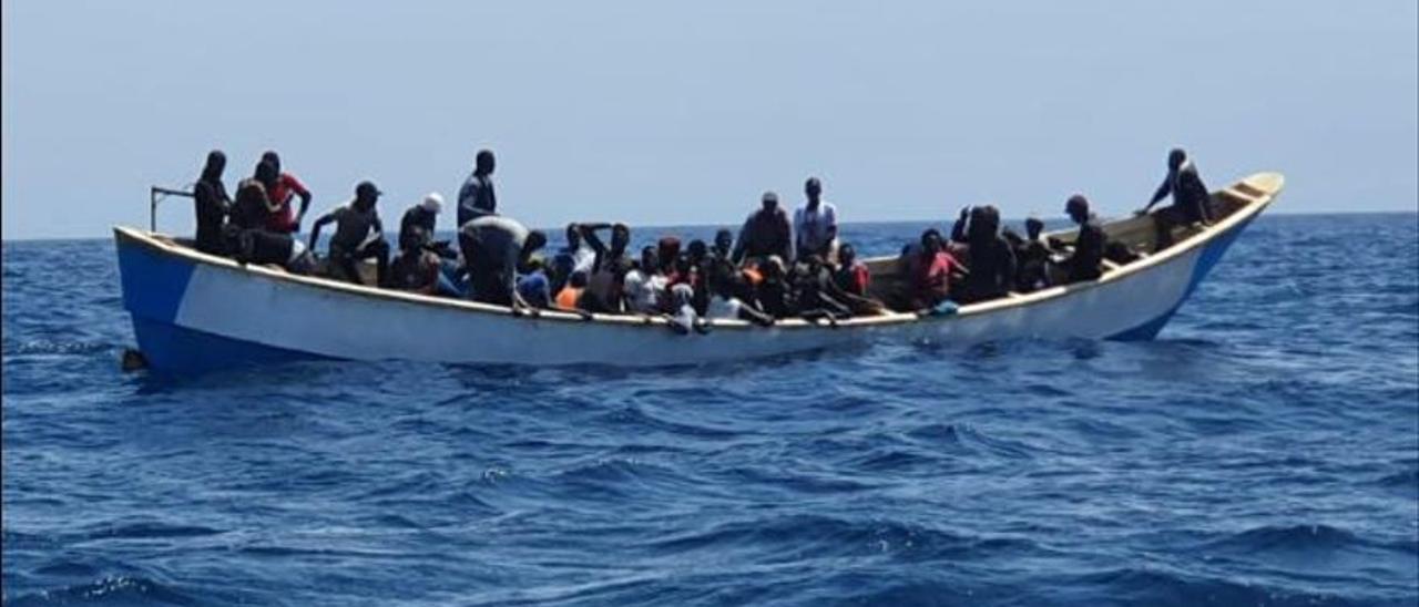 Un cayuco con migrantes rumbo a Canarias.