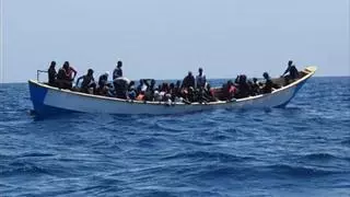 Rescatados 64 migrantes a bordo de dos cayucos en aguas cercanas a Canarias