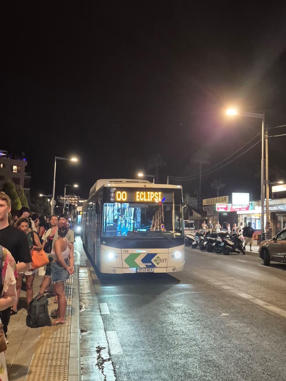 Die Shuttle-Busse "00 Eclipsi" kommen an der Playa de Palma an.