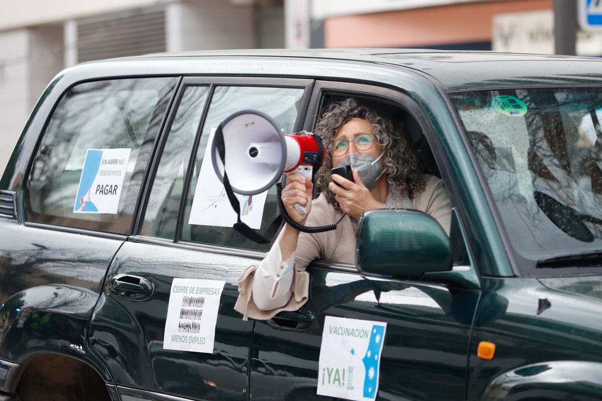La manifestación motorizada de las patronales de Ibiza congrega a 120 vehículos
