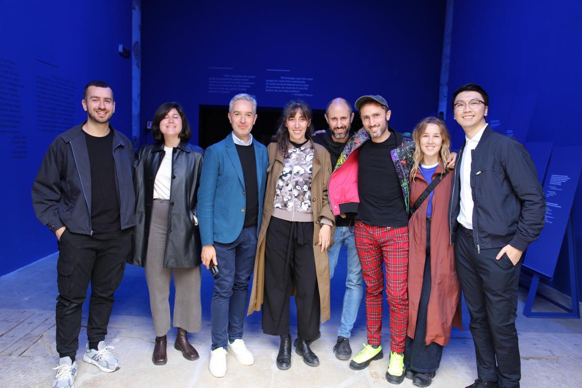 José Luis Pérez Pont, en el centro, con los integrantes de Grandeza Studio en la Bienal de Arquitectura de Venecia