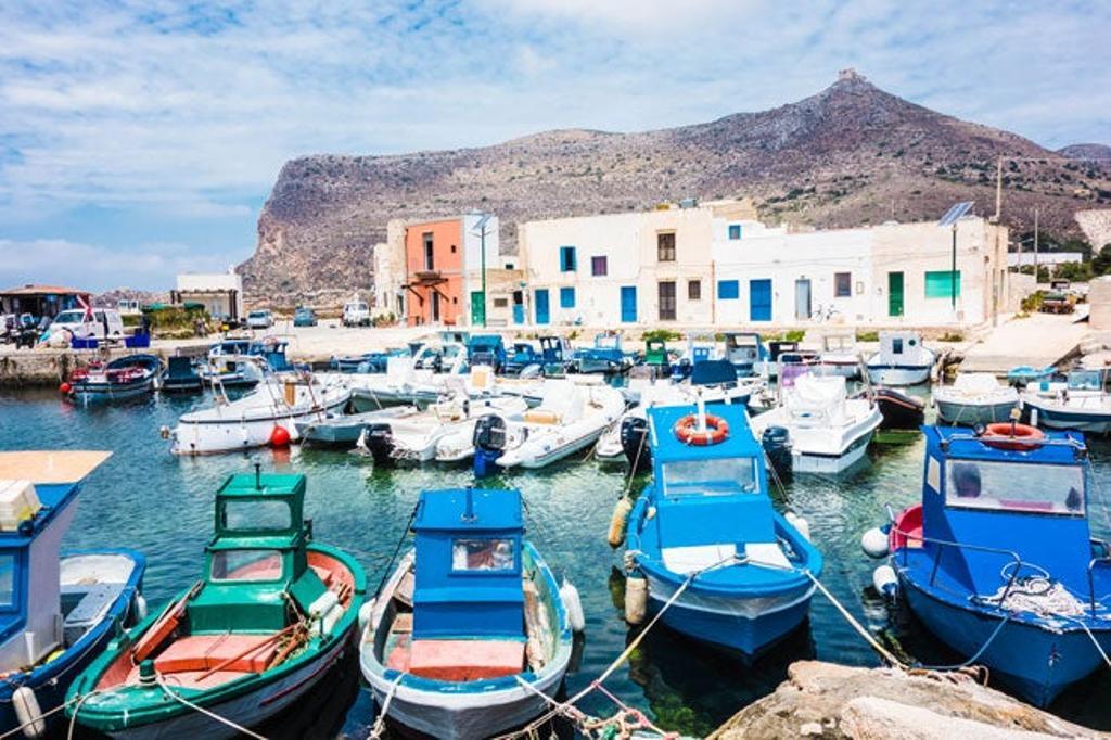 El puerto de la isla bulle de actividad, sobre todo en los meses de verano