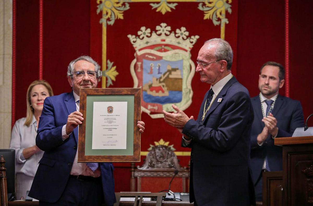 El rector, José Ángel Narváez, recibe el reconocimiento por parte del alcalde. | L.O.