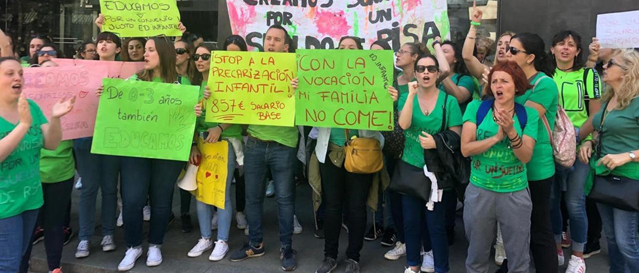 Trabajadoras en huelga ante el Congreso el pasado martes.