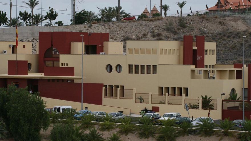 Detenido en el aeropuerto al querer huir de la Isla por un apuñalamiento en Tenerife