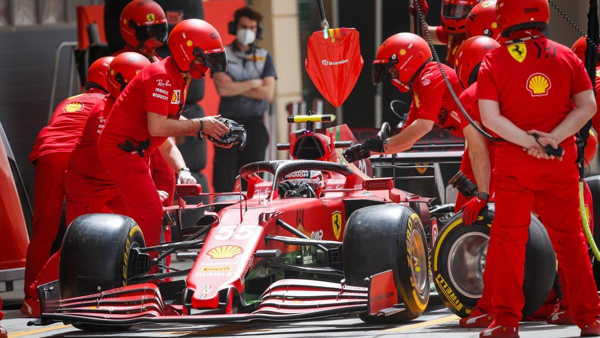 Carlos Sainz, en el box de Ferrari durante una prueba de pretemporada