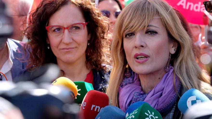 Carmen Castilla atiende a los medios en la manifestación de Huelva.