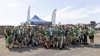 Trabajadores de HiperDino se vuelcan en la limpieza de las playas de Canarias