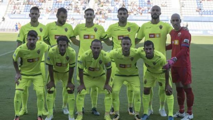 Once inicial del Elche en Sabadell con la segunda equipación y el portero José Juan con el uniforme del año pasado.