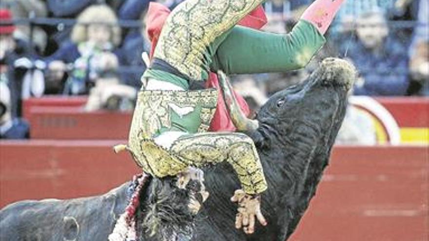 Dos cornadas graves para Padilla