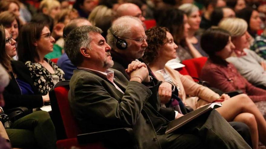 En primer término, Gerardo Echeita (profesor de la Universidad Autónoma de Madrid ) y Tony Booth (catedrático de la Universidad de Cambridge), durante la jornada &quot;Equidad en Educación&quot;, celebrada en la Casa de Cultura.