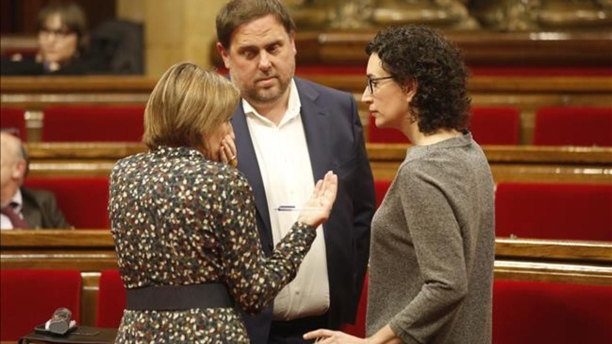 Marta Rovira (derecha) habla con Oriol Junqueras y Carme Forcadell, en el Parlament.