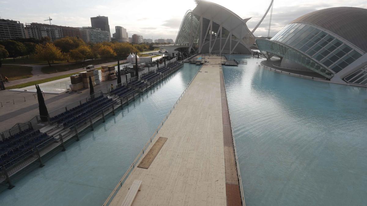 Montaje en la nueva ubicación de la meta de Maratón Valencia Trinidad Alfonso