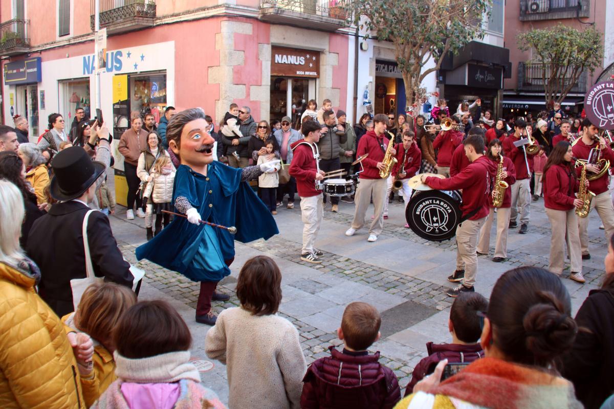 La cercavila del nou capgròs de l'Home dels Nassos pels carrers del centre de Blanes