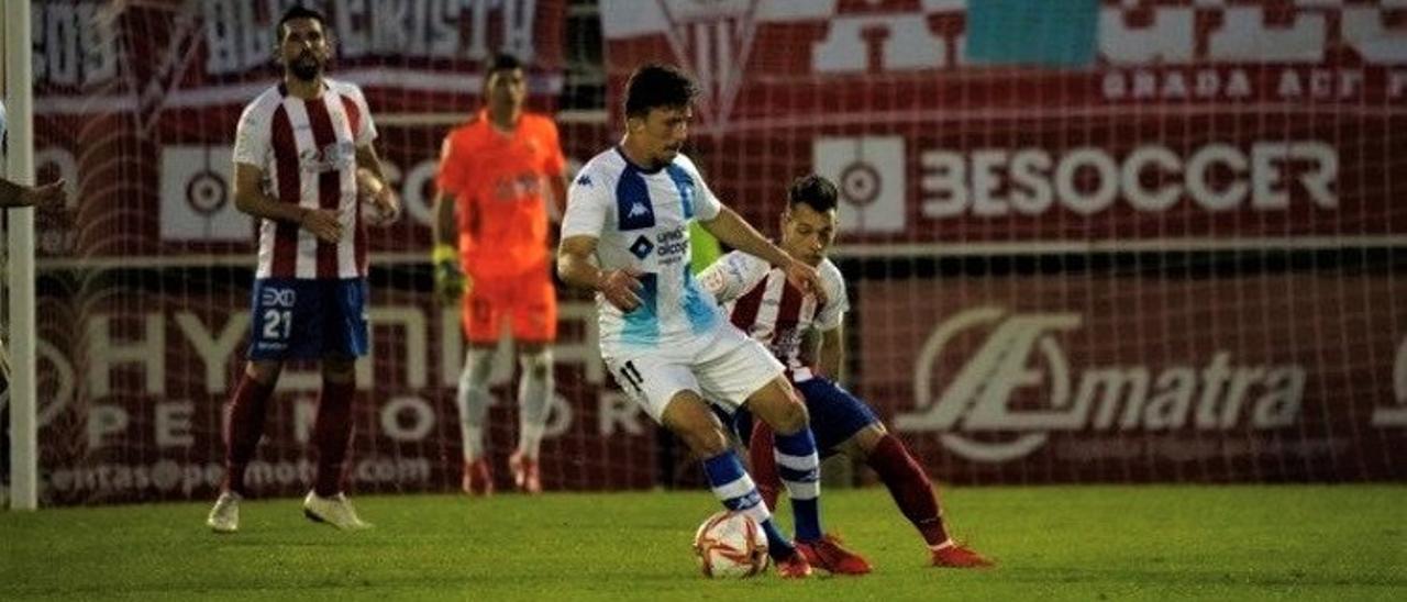 Luis Castillo protege la pelota de espaldas a la portería del Algeciras.