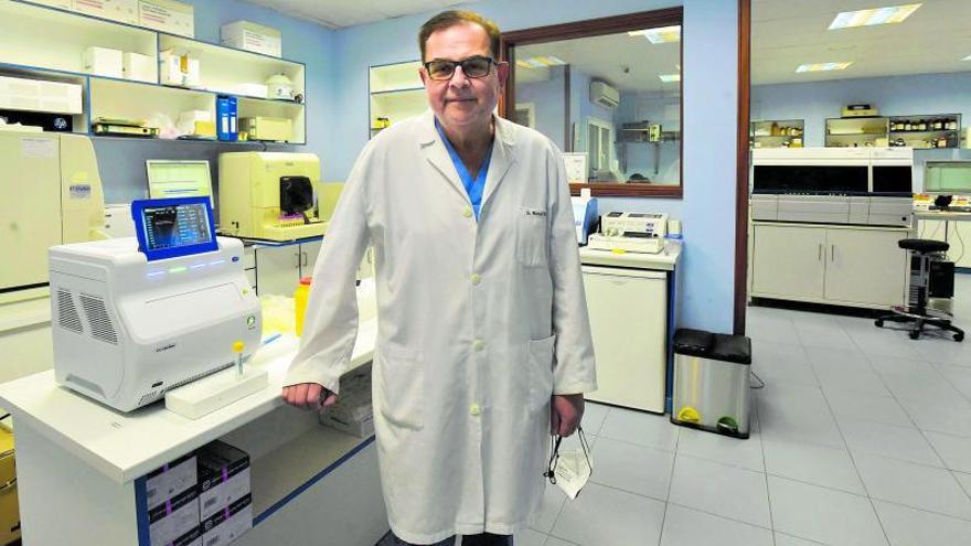 El doctor y farmacéutico Manuel Oliver en el laboratorio de análisis clínicos, de su mismo nombre.