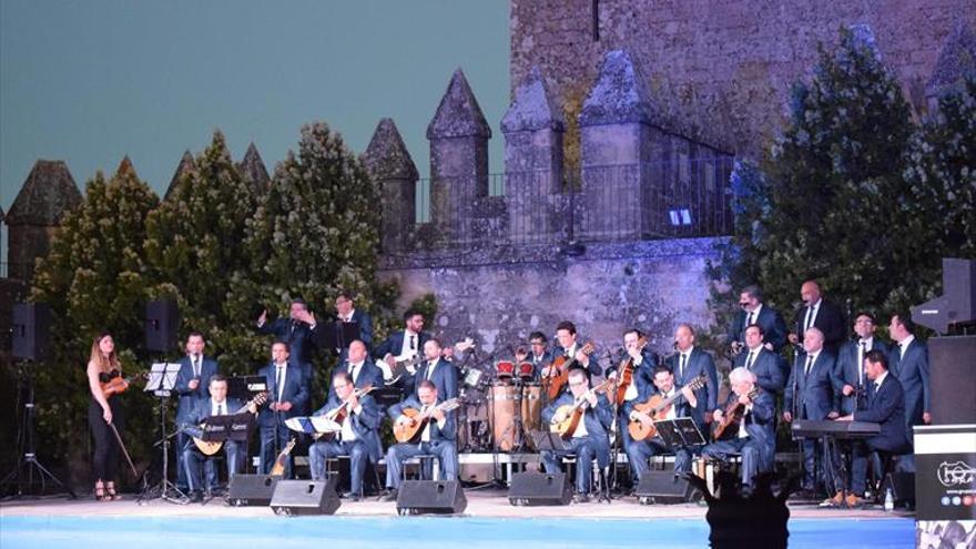 Música y teatro animan Almodóvar en la cuarta Noche Lunática